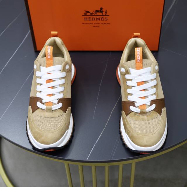 出厂价Pp： Hermes 爱马仕 Leader运动鞋！ 多色拼接高科技斜纹、小牛皮和麂皮山羊皮运动鞋。轻盈几何鞋底，打造时尚都市造型。 产品详情： 白色和橙色