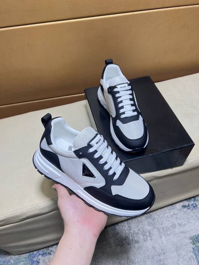 Prada 经典原单版本 普拉达：顶级代购男士最新专柜同步发售，意大利进口优质原版：品牌丝绸小牛皮 鞋身高周波品牌Logo 品牌高丝光帆布布匹 鞋舌丝印品牌Lo