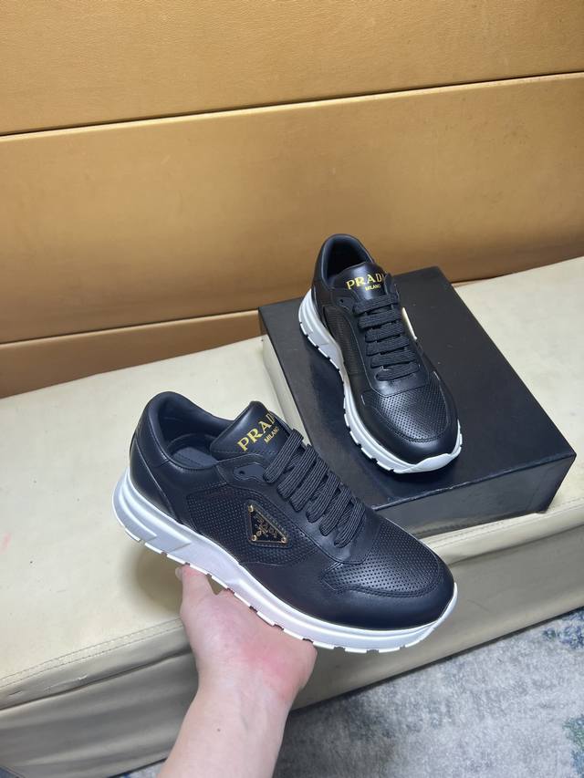 Prada 经典原单版本 普拉达：顶级代购男士最新专柜同步发售，意大利进口优质原版：品牌丝绸小牛皮 鞋身高周波品牌Logo 品牌高丝光帆布布匹 鞋舌丝印品牌Lo