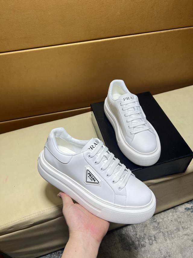 Prada 经典原单版本 普拉达：顶级代购男士最新专柜同步发售，意大利进口优质原版：品牌丝绸小牛皮 鞋身高周波品牌Logo 品牌高丝光帆布布匹 鞋舌丝印品牌Lo