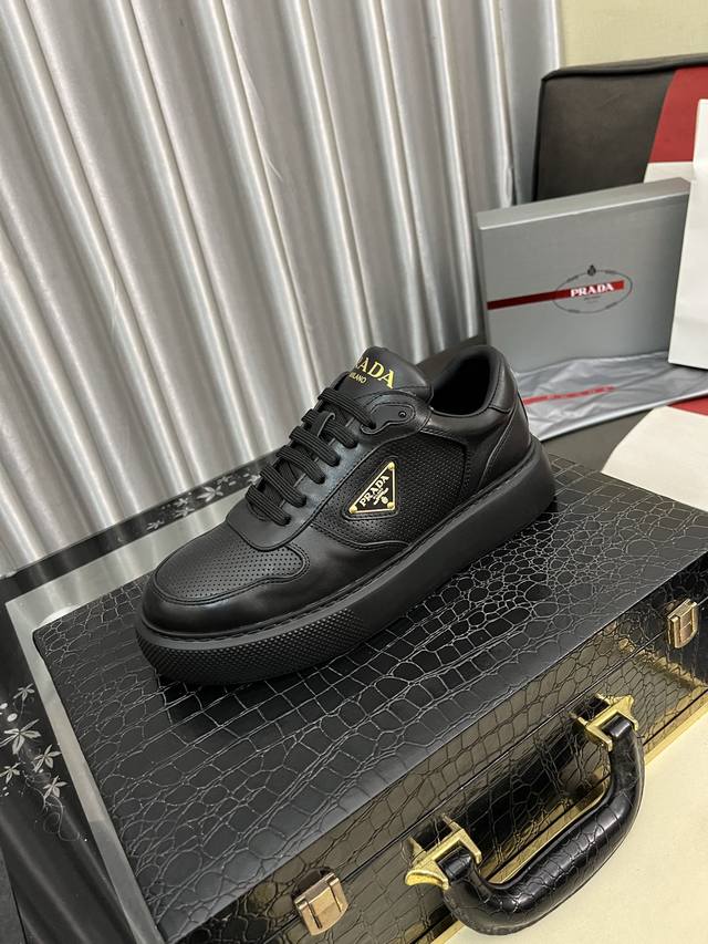 出厂价Pp： Prad*普拉达2025春夏新品男士高端运动鞋，这款运动鞋休闲百搭，选用进口牛皮打造，进口羊皮内里，轻质发泡大底，脚感非常舒适，运用柔和简洁的线条