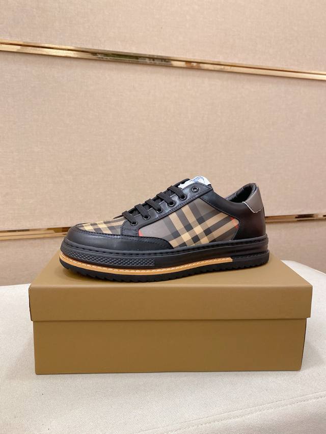 工厂P价 专柜同步Burberry 巴宝莉 顶级代购同步发售正码数：38-44意大利进口头层牛皮配布料。全进口羊皮内里，鞋底：原厂特供原版底，独家活动成型底超级