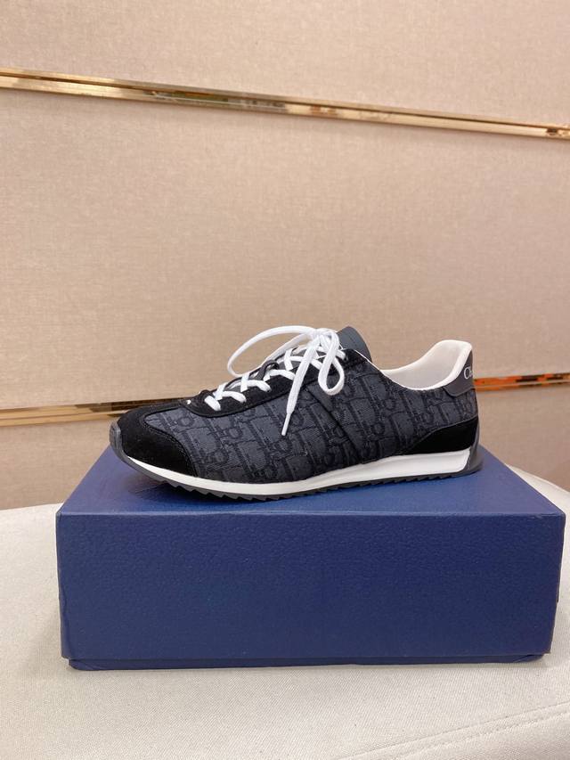 工厂P价 情侣款 迪奥 Dior 新款休闲运动风男鞋，全新春夏季款设计，完美做工，系带懒人款打造装柜品质，鞋面：进口头层牛皮，网布透气内里柔软舒适，超轻Tpu耐
