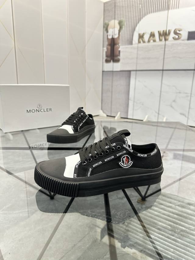 售 价: P 商品商标：Moncler 蒙口 低帮休闲鞋 正码码数: 38-45 可订做46 商品材料：鞋面专柜原版材料，透气内里，原版大底。 编 号：803