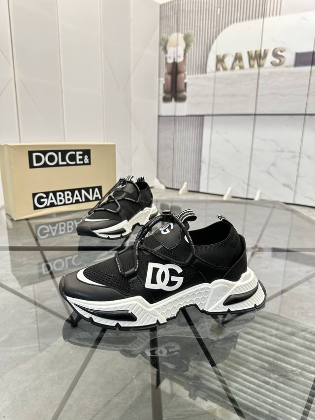 售 价: P 商品商标: Dg* 杜嘉班纳* 低帮休闲鞋 正码码数: 35-45 可订做46 情侣款 商品材料：鞋面进口牛皮拼接原版布料，透气内里，原版大底。