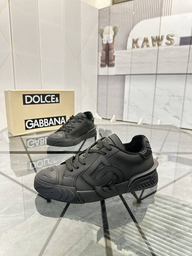 售 价: P 商品商标: Dg* 杜嘉班纳* 低帮休闲鞋 正码码数: 35-45 可订做46 情侣款 商品材料：鞋面进口丝绸皮，透气内里，原版大底。 编 号：8
