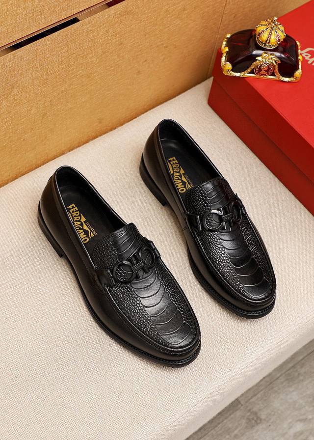 商品商标：Ferragamo 菲拉格慕 休闲皮鞋 正码码数: 39-44 38.45.46订制 商品材料：精选 进口小牛皮压花鞋面+奢华五金扣，进口水染牛皮内里