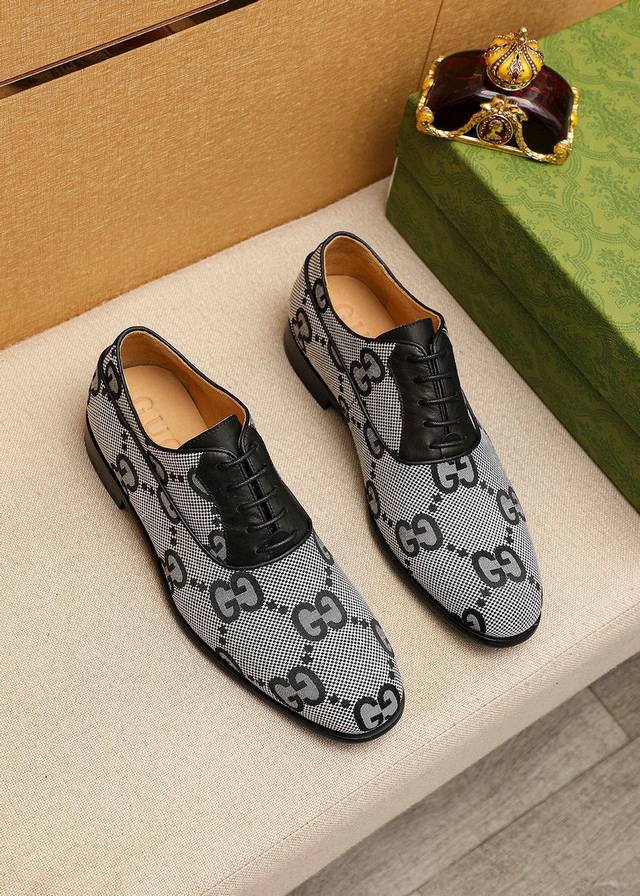 商品商标：Gucci 古驰 商务皮鞋 正码码数: 38-44 45.46.47订制 商品材料：精选 进口头层布料鞋面，进口牛皮内里。强烈立体视觉效果，组合大底