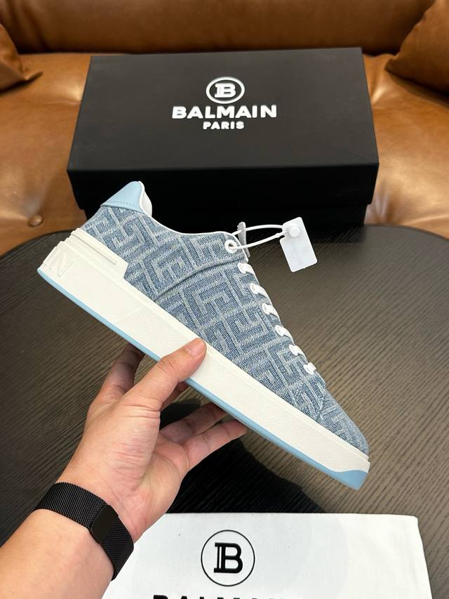 工厂P价 Balmain巴尔曼B-Skate运动鞋 B-Skate 多材质拼接撞色运动鞋 ，鞋面饰有黑色鞋带，皮革拼接鞋舌点缀 Balmain 徽标， Tpu