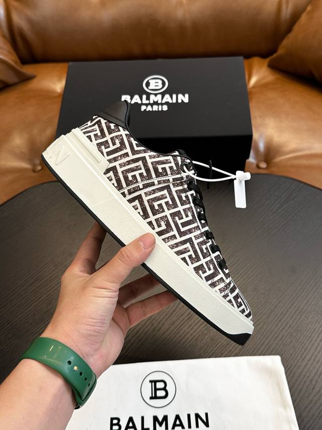 工厂P价 Balmain巴尔曼B-Skate运动鞋 B-Skate 多材质拼接撞色运动鞋 ，鞋面饰有黑色鞋带，皮革拼接鞋舌点缀 Balmain 徽标， Tpu