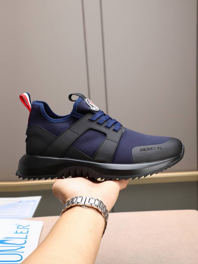 Moncler 蒙口男士休闲运动鞋，具有舒适防滑性能，采用进口滴胶高弹力布！兼备创新、功能性与图形细节于一体，诠释潮流时尚。大底高弹橡胶发泡组合成型，具有高弹性