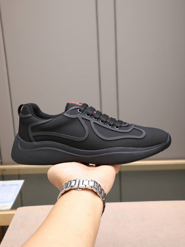 Prada 普拉达男士系带休闲运动鞋，鞋面进口滴胶透气网面打造 柔软舒适透气 鞋舌装饰Prada品牌字母标识 橡胶厚底与红标鞋舌相呼应 款式时尚大方 细节精工细