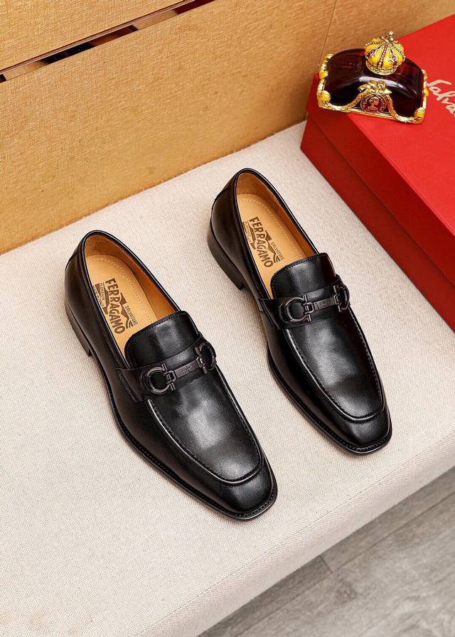 商品商标：Ferragamo 菲拉格慕 休闲皮鞋 正码码数: 38-44 45订制 商品材料：精选 进口头层小牛皮鞋面+奢华五金扣，进口水染牛皮内里。强烈立体视
