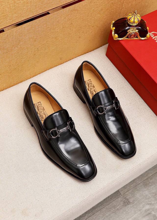 商品商标：Ferragamo 菲拉格慕 休闲皮鞋 正码码数: 38-44 45订制 商品材料：精选 进口头层开边珠小牛皮鞋面+奢华五金扣，进口水染牛皮内里。强烈
