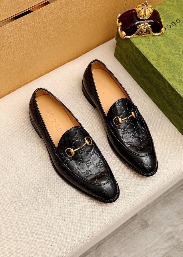 商品商标：Gucci 古驰 休闲皮鞋 正码码数: 39-44 38.45.46订制 商品材料：精选 进口头层小牛皮压花鞋面+原版五金扣，进口牛皮内里。强烈立体视