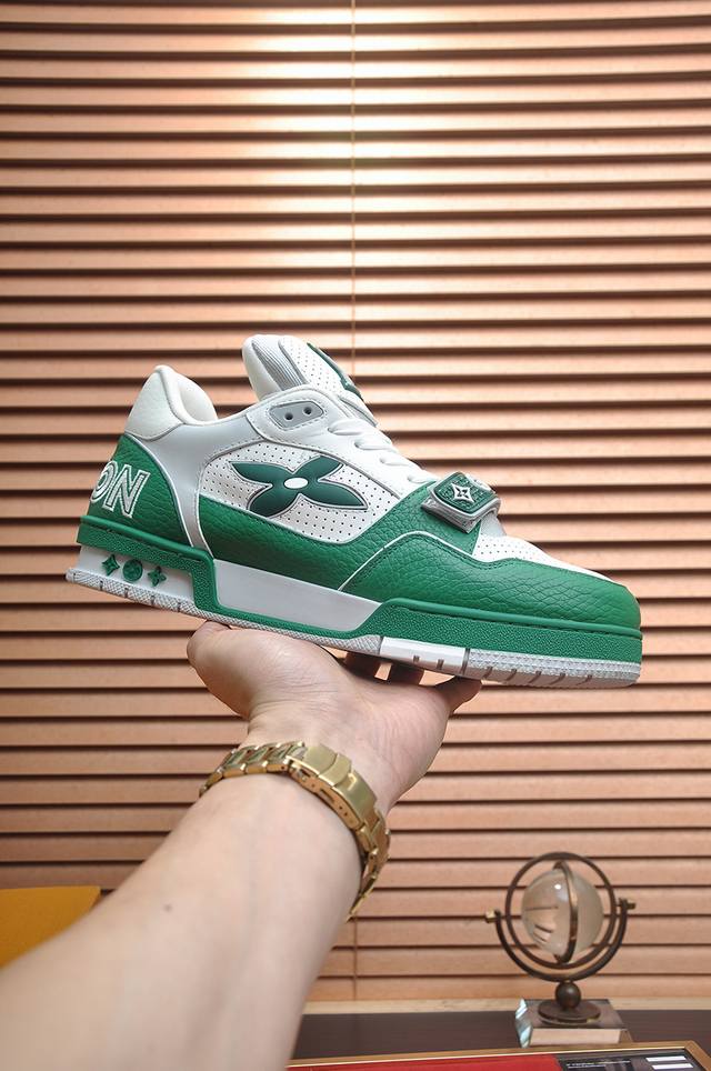 原版开发 品质出货 欢迎对比 Lv板鞋系列 Lv Trainer Maxi运动鞋将成衣系列的宽松廓形引入Virgilabloh笔下的Lvtrainer运动鞋设计