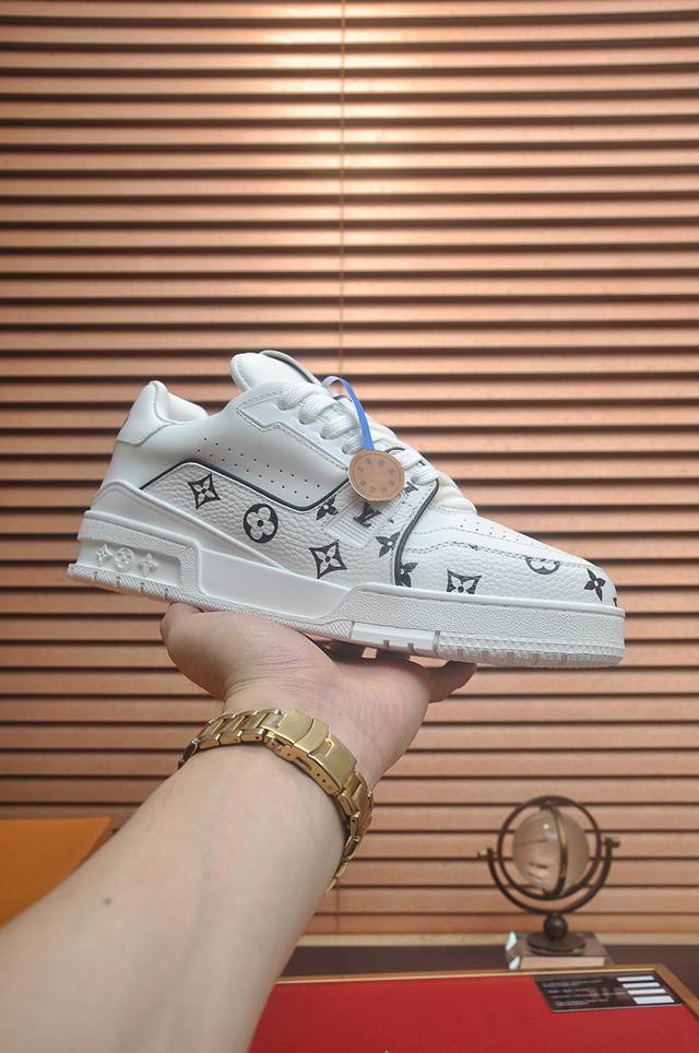 Louis Vuitton 原单 新款Lv路易威登 * 顶级版本 Lv经典潮鞋！选用进口原版牛皮 水染牛皮内里.原版耐磨橡胶大底！高品质精品！码数39-46 4