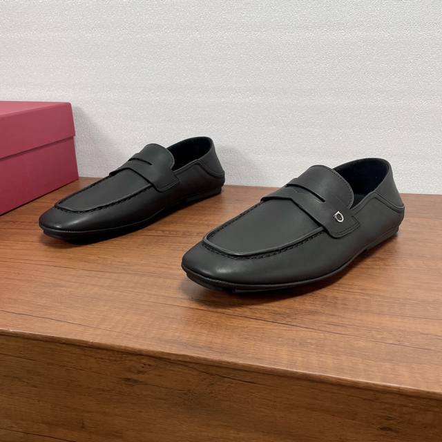 Ferragamo Hug扣饰乐福鞋 这款乐福鞋后跟可踩设计，提供穿脱便捷和实用性，采用柔软小牛皮和绒面皮革打造，经典乐福鞋鞋面，便士横饰带风格，外侧配以钌灰色