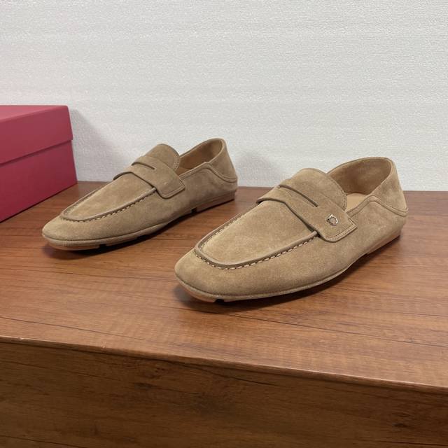 Ferragamo Hug扣饰乐福鞋 这款乐福鞋后跟可踩设计，提供穿脱便捷和实用性，采用柔软小牛皮和绒面皮革打造，经典乐福鞋鞋面，便士横饰带风格，外侧配以钌灰色