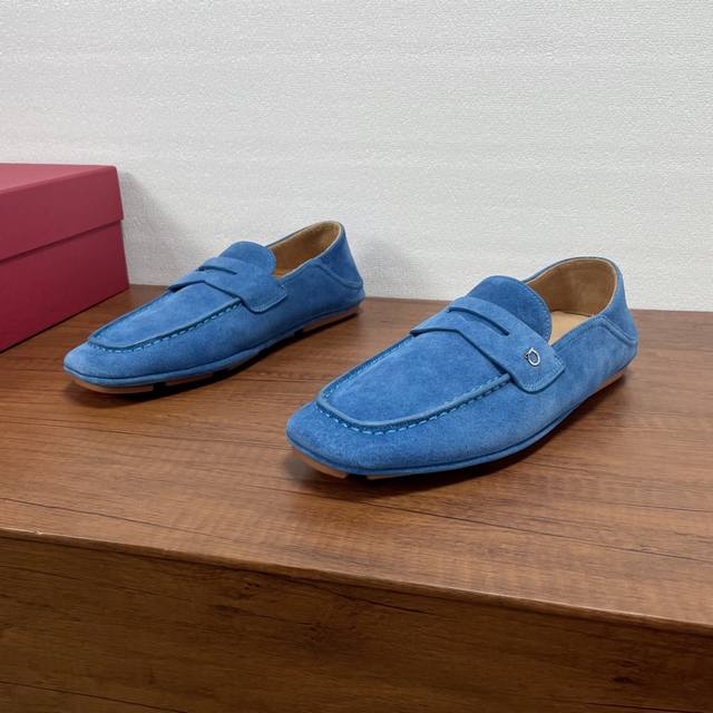 Ferragamo Hug扣饰乐福鞋 这款乐福鞋后跟可踩设计，提供穿脱便捷和实用性，采用柔软小牛皮和绒面皮革打造，经典乐福鞋鞋面，便士横饰带风格，外侧配以钌灰色