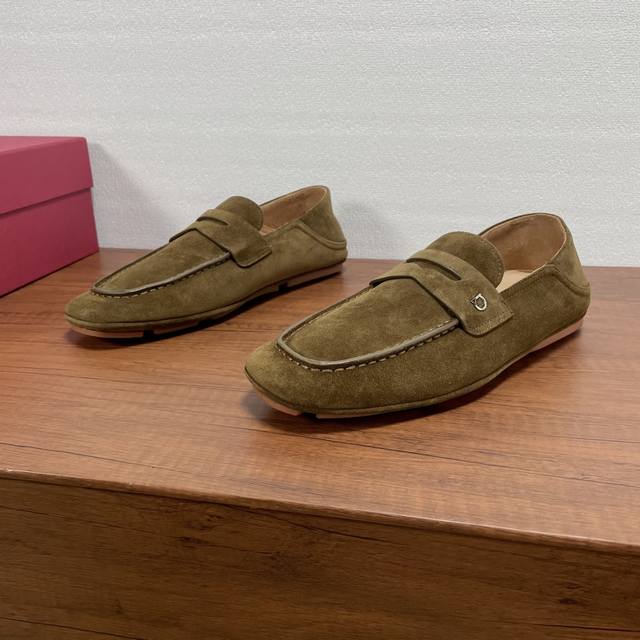Ferragamo Hug扣饰乐福鞋 这款乐福鞋后跟可踩设计，提供穿脱便捷和实用性，采用柔软小牛皮和绒面皮革打造，经典乐福鞋鞋面，便士横饰带风格，外侧配以钌灰色