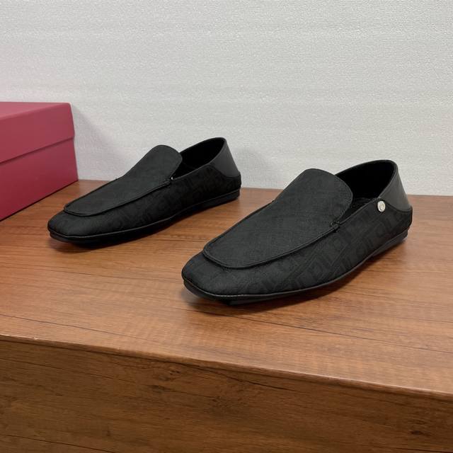 Ferragamo 一脚蹬踩跟款乐福鞋 纯正的菲拉格慕风格 这款驾车乐福鞋采用菲拉格慕Monogram图案的牛仔布打造。柔和方形轮廓，定制纹路橡胶鞋底与可折叠后