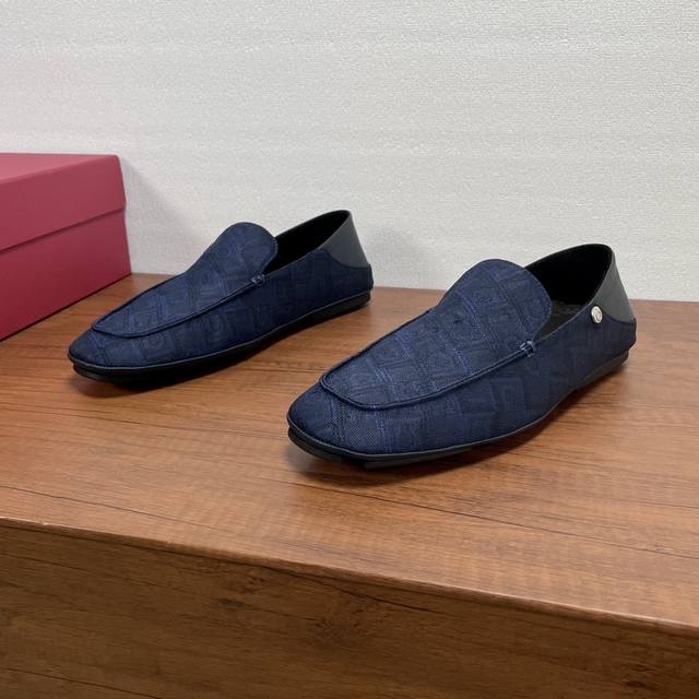 Ferragamo 一脚蹬踩跟款乐福鞋 纯正的菲拉格慕风格 这款驾车乐福鞋采用菲拉格慕Monogram图案的牛仔布打造。柔和方形轮廓，定制纹路橡胶鞋底与可折叠后