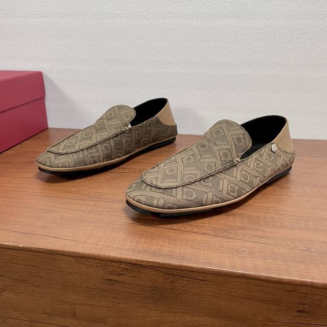 Ferragamo 一脚蹬踩跟款乐福鞋 纯正的菲拉格慕风格 这款驾车乐福鞋采用菲拉格慕Monogram图案的牛仔布打造。柔和方形轮廓，定制纹路橡胶鞋底与可折叠后