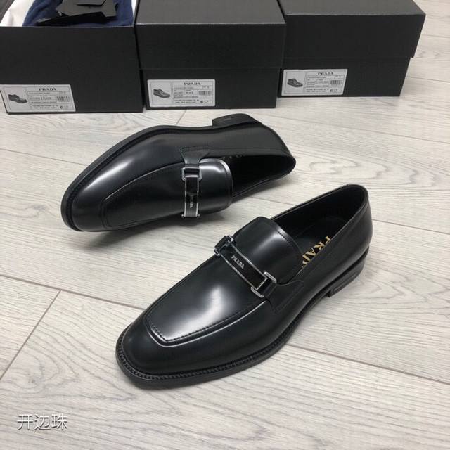 新品Prad*精品四季鞋 意大利进口开边珠牛皮 搭配经典条形Logo饰扣 柔软牛皮内里+牛皮垫脚 原版真皮大底+已加橡胶片可直接上脚穿啰 超舒服的一款 男神必备