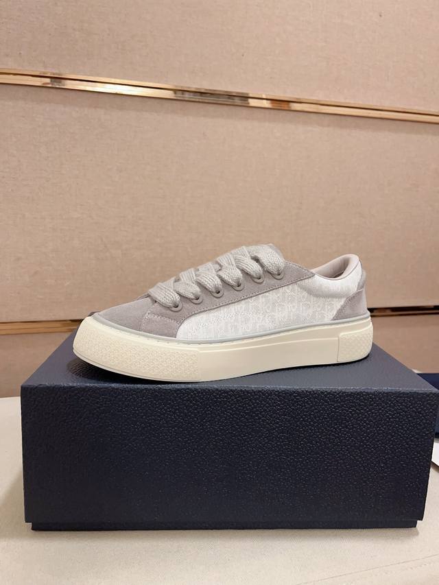 工厂P价 迪奥 Dior 顶级情侣款新款休闲运动风情侣鞋，全新四季款设计，完美做工，系带懒人款打造装柜品质，鞋面：进口头层牛皮，羊皮内里柔软舒适，超轻Tpu耐磨