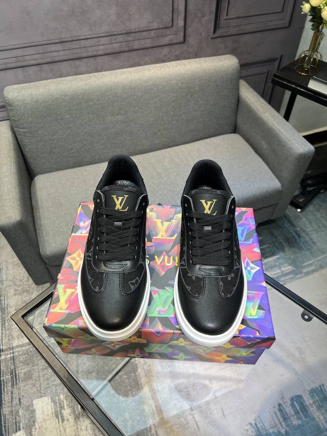 Lv最新潮鞋休闲鞋实体店爆款。新品春夏季舒适进口定制牛皮，网布内里，独特提花面料元素设计，Lv原版底， 高端包装高品质细节决定品质、欢迎对比码数38-44、45