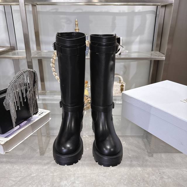 出厂 Di0R 迪奥2025秋冬新款靴 高版本 Dior 标志字母靴子 彰显经典设计。经久不衰的马靴造型，采用柔软的黑色牛皮革制作，打造休闲又不失优雅的风格。经