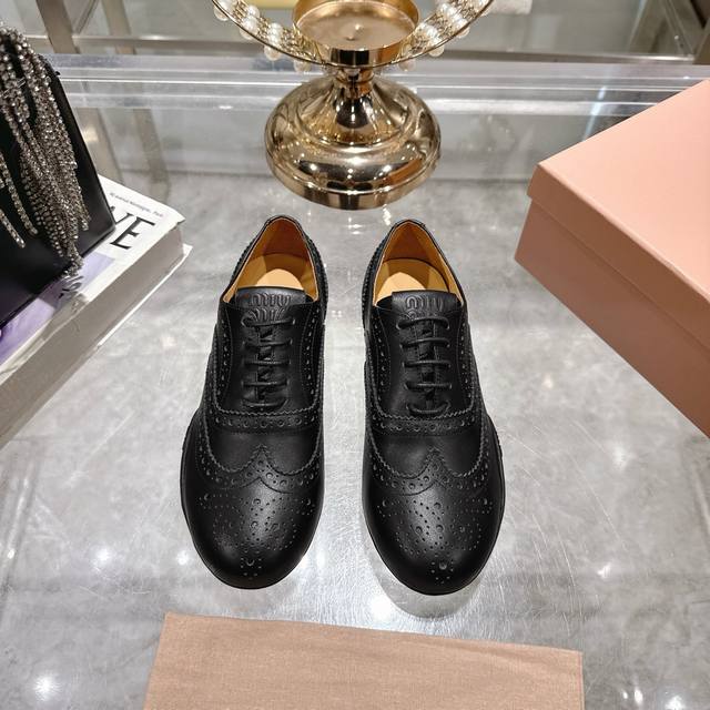 出厂 Miu Miu 25Ss 缪缪秋冬新款英伦系带方头单鞋 Miumiu 秋冬新款，细节的设计在一众乐福鞋中脱颖而出，整体鞋型圆滑秀气，一点不笨重，可以完全露