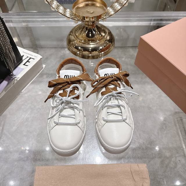 出厂 顶级版本 Miumiu｜缪缪25K 新款系带小白鞋德训鞋休闲鞋 这款美拉德风小白鞋运动鞋妥妥的美式休闲风格～日常穿着怎么搭都好看 上脚超级好看舒适经典百搭