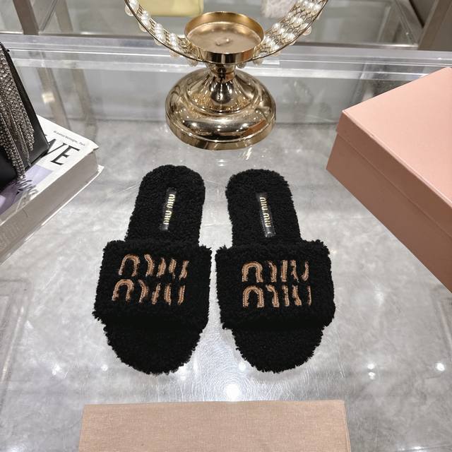 Miu Mi新款刺绣羊毛拖鞋 1:1开模秒杀市场一切版本欧美名媛明星、网红的大爱款 欧洲进口A级羊毛 与原版一致满鞋全部采用纯羊毛 鞋面和垫脚Logo采用混种羊