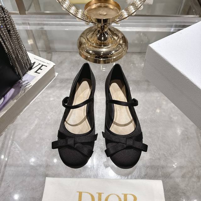 出厂 Dior 迪奥 25Ss秋冬新款 蝴蝶结 平底 芭蕾舞鞋 真丝 蝴蝶结 单鞋 好乖啊～ 芭蕾鞋经典的蝴蝶结 元素 罗纹蝴蝶结上加了细节的蝴蝶结 设计精致！