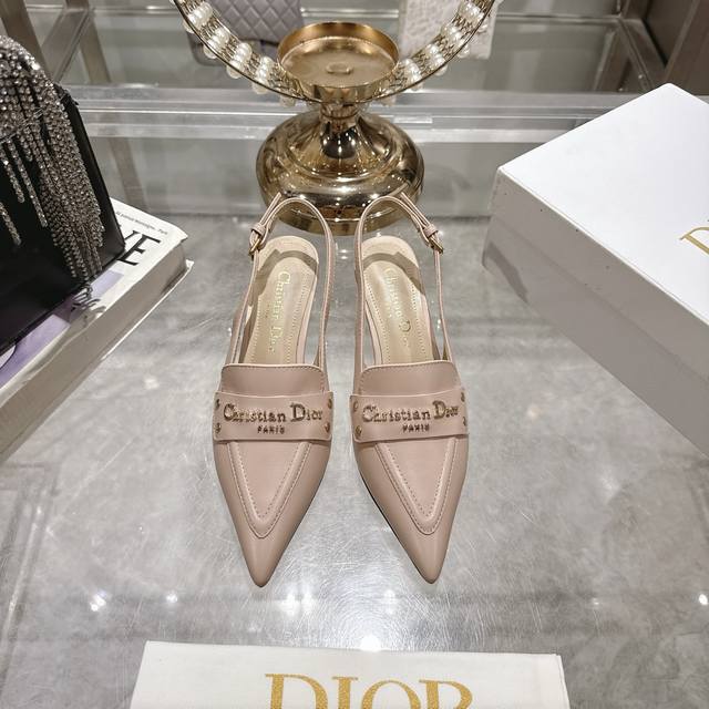 出厂 25Ss早春新款Dior迪奥D-My 五金字母扣尖头小猫跟后空凉鞋 这款My Dior 高跟鞋是二零二五春夏成衣系列新品，彰显精致的优雅气质。采用牛皮革精