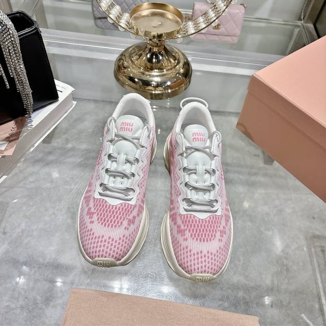 出厂 Miumiu 繆繆New Arrival～Miu家25Ss走秀新款爆款来袭网面厚底德训鞋休闲运动鞋 这款系带运动鞋妥妥的美式休闲风格～上脚超级好看舒适经典