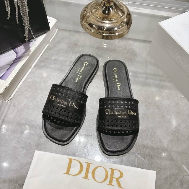 出厂 迪奥 Dior 2025 春夏新款 D-Lane 果冻色镂空女鞋 Cd字母Logo五金扣平底圆头露趾凉拖鞋 市面顶级版本 独家发售 材质:鞋面进口小牛皮+