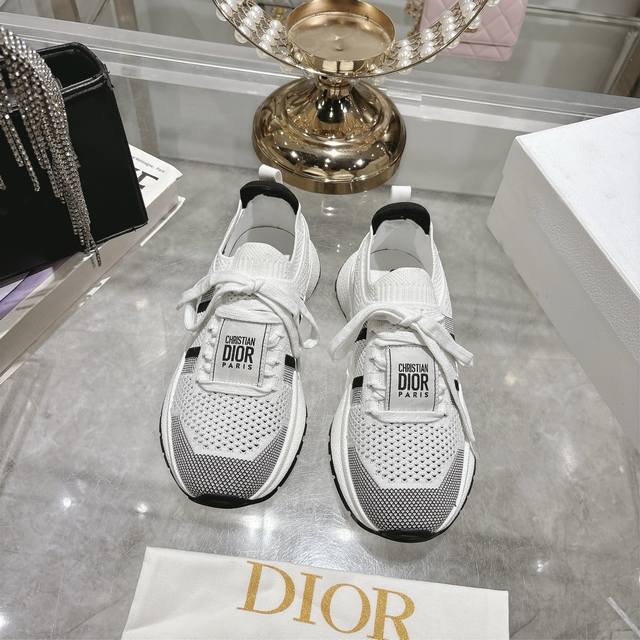 出厂 Dior Chrono迪奥 高版本新款.休闲.商务.集一体运动鞋. 简约超级百搭. 鞋面搭配 Logo布标.上脚完美奢华可任意搭配春夏秋冬服饰. 上脚更是