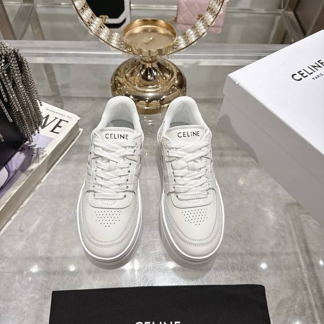 厚底400Celine*思琳赛琳 2025Ss新款徽标系带薄底休闲鞋小白鞋 简单舒服，干净利落，增高又显腿细，高个子 小个子都有的选择 真的很友好呀无论是单穿还