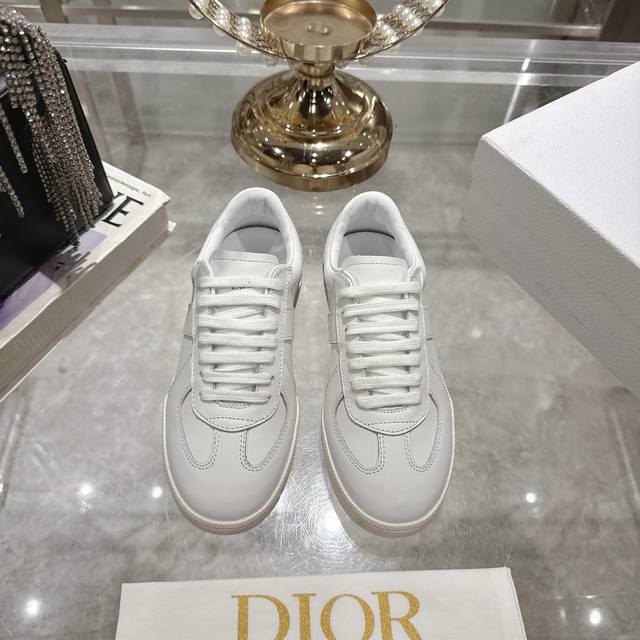出厂 代购级 迪奥Dior 情侣款C ‘ Est 25Ss 新款休闲鞋运动鞋板鞋小白鞋 彰显醒目而时尚的风范。精心制作，鞋面设计风格搭配超级时尚，细节也增添一丝