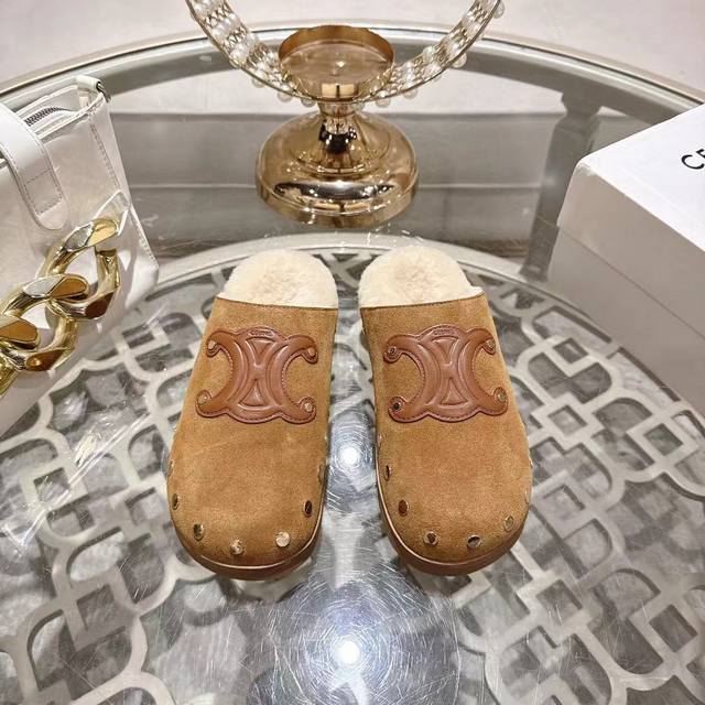 Celin*塞琳 25Ss 新品 穆勒鞋羊毛拖鞋 这一季的赛琳又让我重新爱了它一次！ 这季节美鞋太多这款毛拖真的是让我无法自拔真太可爱了～ 毛茸茸的羊毛是选用欧