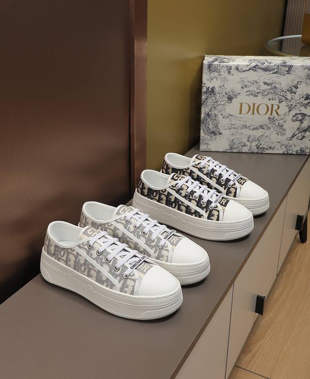Dior 迪奥 新款厚底运动小白鞋， 面料电绣工艺，刺绣字母，内里透气网，垫脚羊皮 ，轻质大底。 尺寸：35-40 41定做