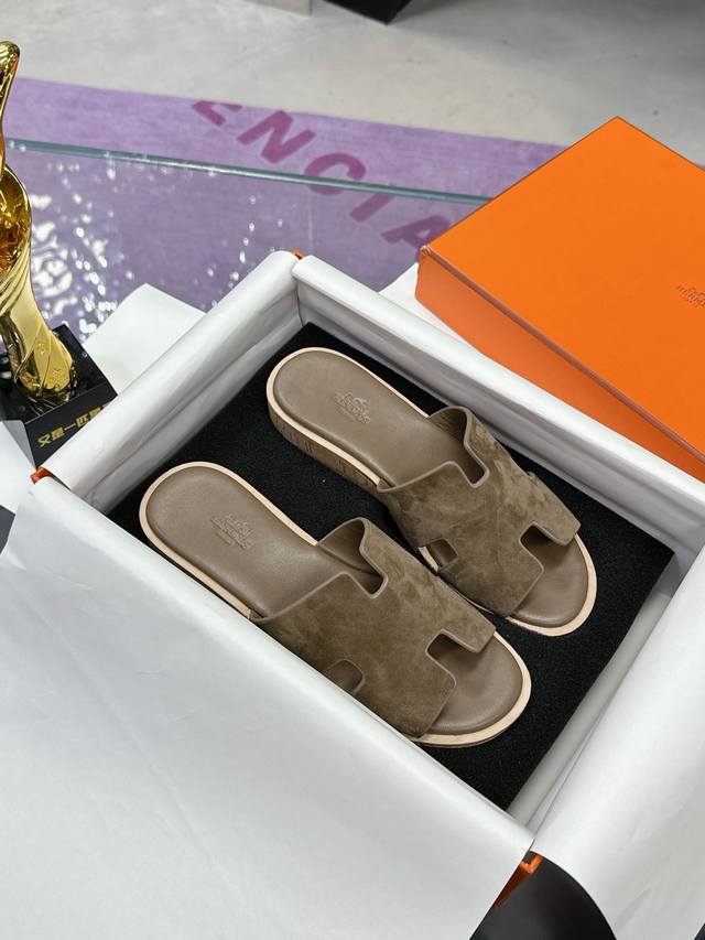 工厂P价P： HermèS ，版型做工材料升级。 市场最高版本纯手工鞋 顶级产品爱马仕松糕鞋 H拖厚底拖鞋系列 早春新款原版一样， 师傅级纯手工打造 ！高端定制