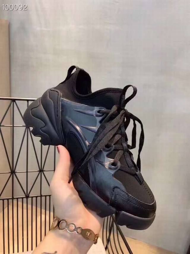 女 男 Dior 迪奥 重磅联名新款 新潮百搭 注定是引爆主流的超级单品！ 鞋面：采用独家定制原版珍珠闪Pvc半透明胶片拼接迪奥品牌专用Logo面料 大底：独家