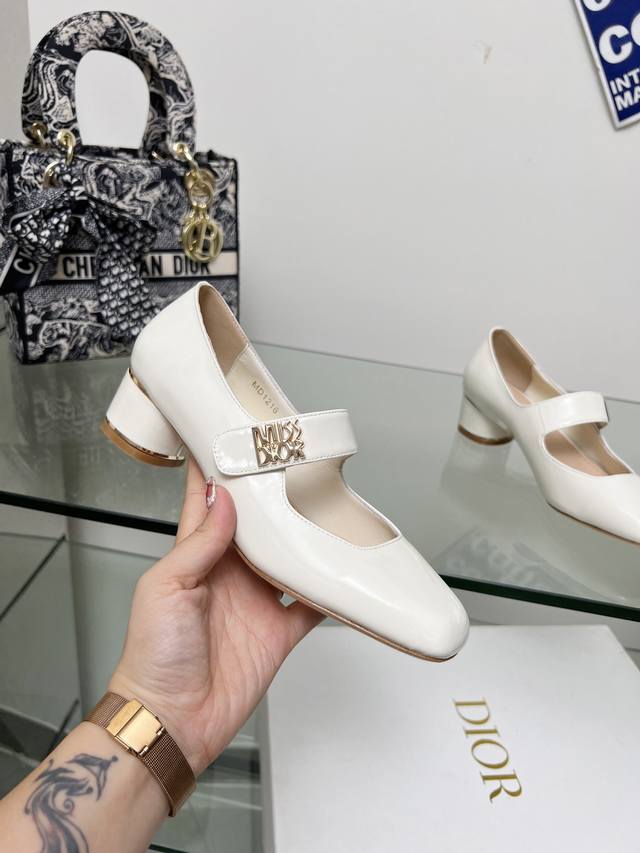 Dior系带漆皮高跟鞋出货啦 这款 Miss Dior 高跟鞋于迪奥二零二四秋冬成衣系列发布秀上全新亮相，彰显复古魅力。漆皮牛皮革鞋面，正面饰以该系列经典的金色