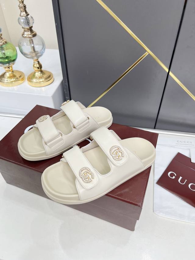 Gucci大凉拖鞋，甄选顶级头层牛皮，柔软细腻，透气亲肤。 简约设计，优雅百搭，无论是居家休闲，还是酒店会所，都能完美融入，彰显您的独特品味。 匠心工艺，舒适至