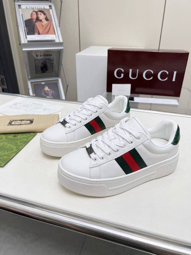 Gucci经典小白鞋，重磅回归女码35-40 男码39-45 面料：进口头层牛皮 内里：牛皮里 垫脚：牛皮垫 大底：Tpu大底 工艺：原板套包 ：