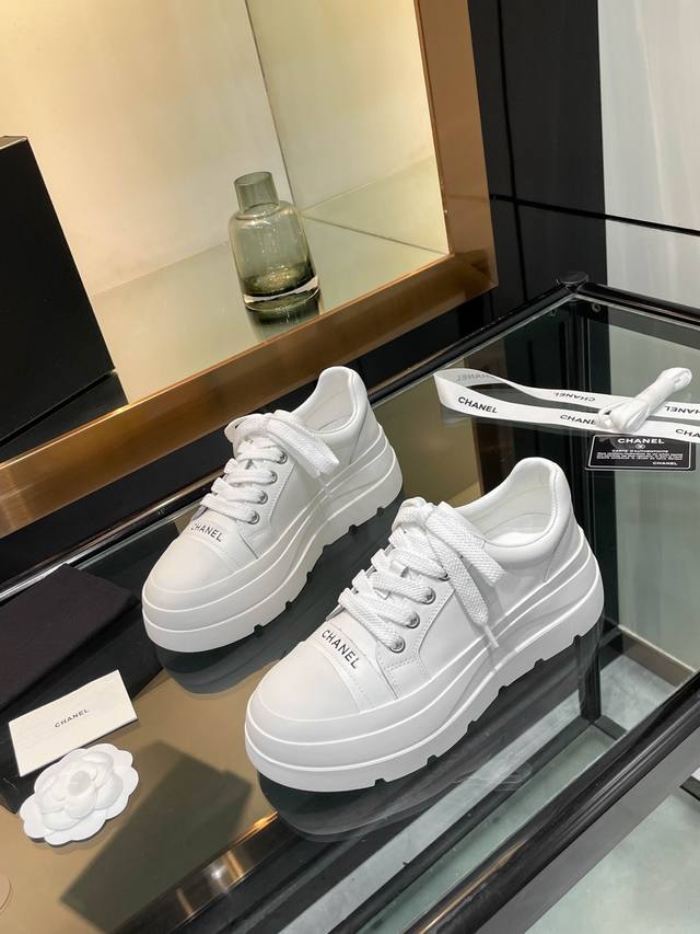 Chane* 25S小白鞋休闲鞋 网红明星同款 最新走秀主打系列上原版字母排列搭配 百搭的板鞋 看似平平无奇 上脚属实好搭 酷毙了 大底是立体的Logo 细节满